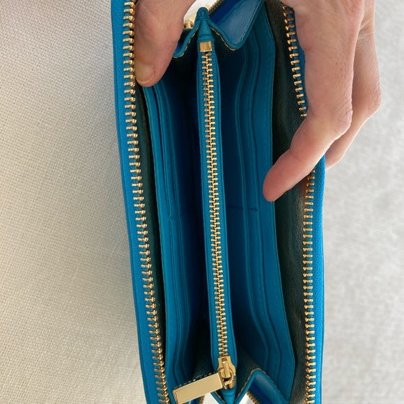 Tory Burch Robinson Wallet - Picture 5 of 8